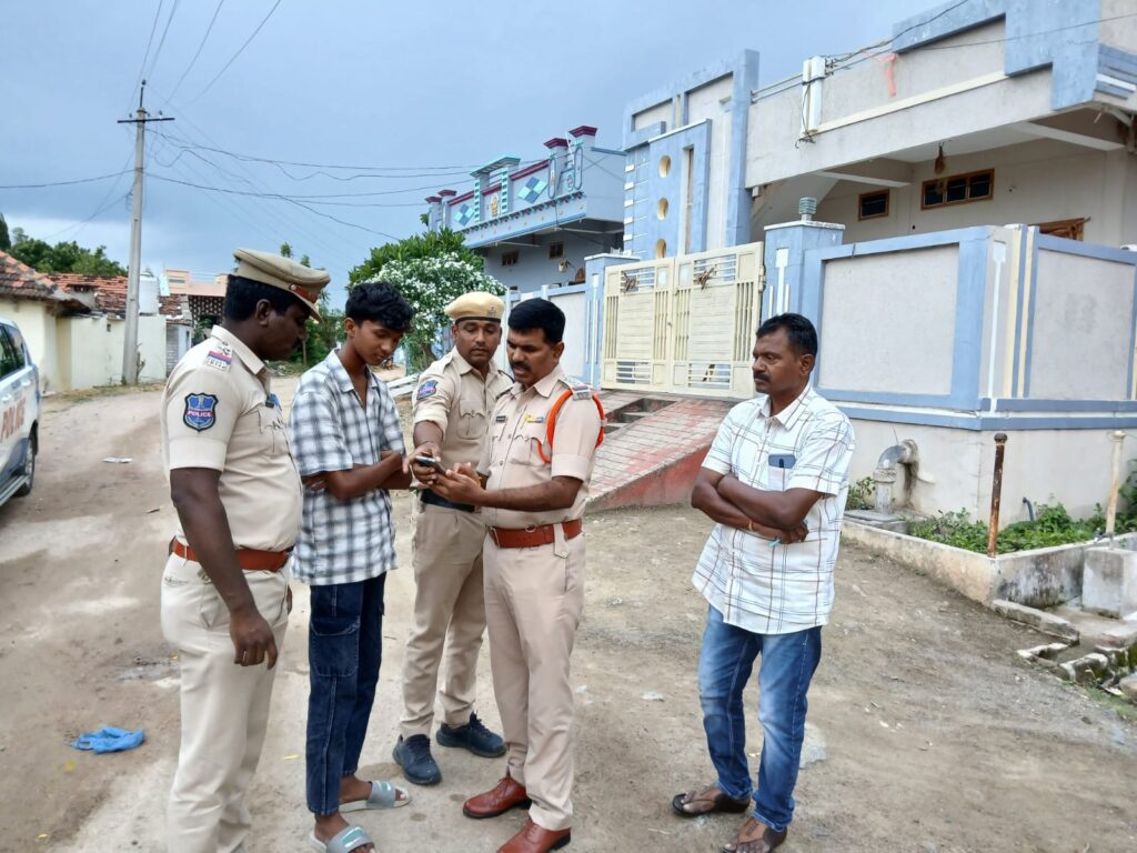 ఆన్ లైన్ లో గేమ్ ఆడి ప్రాణాలు తీసుకోవద్దు: సిఐ మొగిలి 1000953825