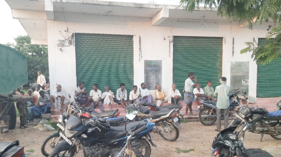 పెద్దలింగాపూర్ లో యూరియా కోసం రైతుల నిరిక్షణ 1001014248