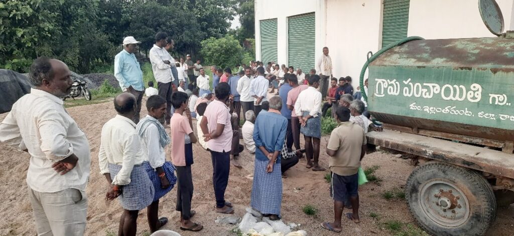 పెద్దలింగాపూర్ లో యూరియా కోసం రైతుల నిరిక్షణ 1001014249